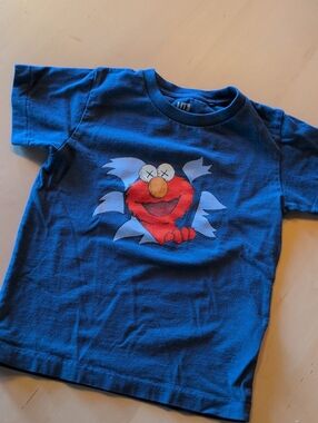 Uniqlo KAWS x Sesame Street Elmo Tee